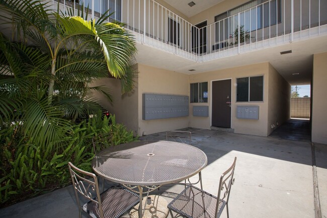 Building Photo - 14024 Oxnard St