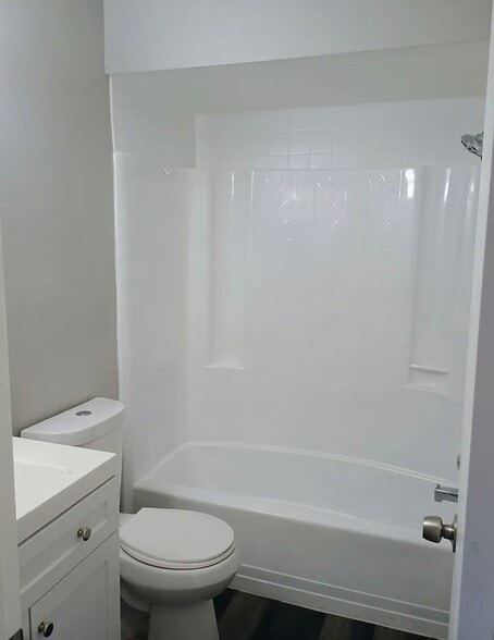 Building Photo - 483 N Briar Creek Point