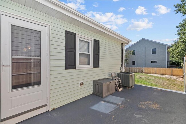 Building Photo - 23 Holten Ave