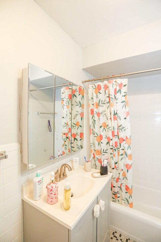 Building Photo - 9020 Lamon Ave