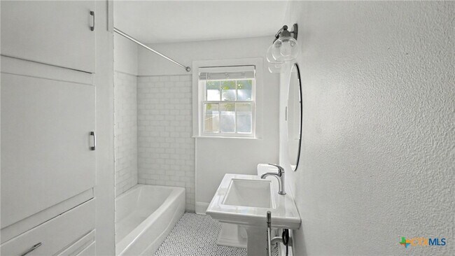 Building Photo - 820 N 5th St