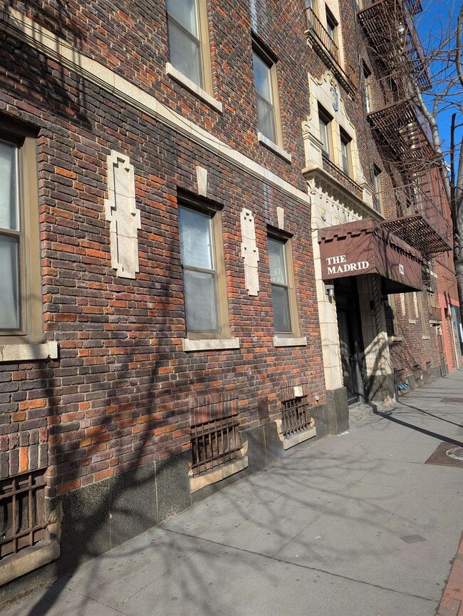 Building Photo - 821 Bergen Ave