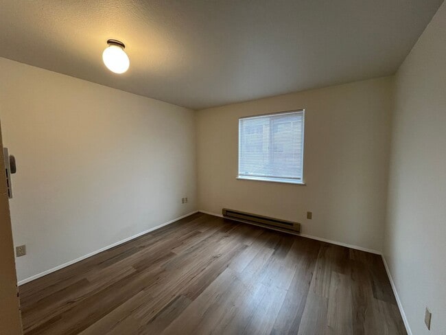 Building Photo - Conveniently Located 2 Bedroom in a Fourplex Unit
