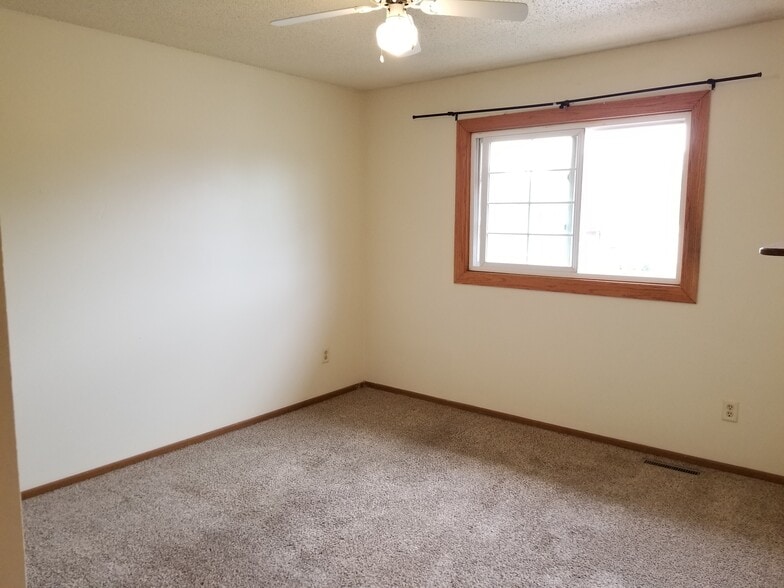 Building Photo - 220 Leighton Dr