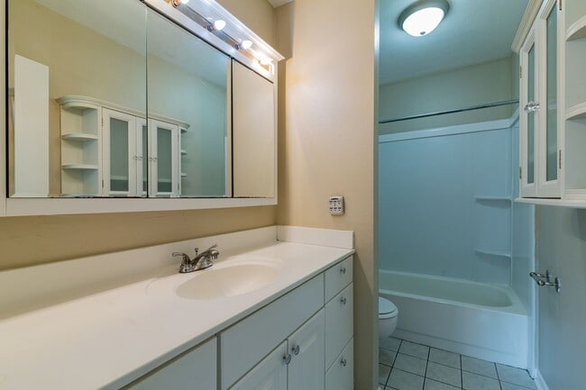 Building Photo - 2 Bedroom, 2.5 Bath Townhome In SW Pickwick Park