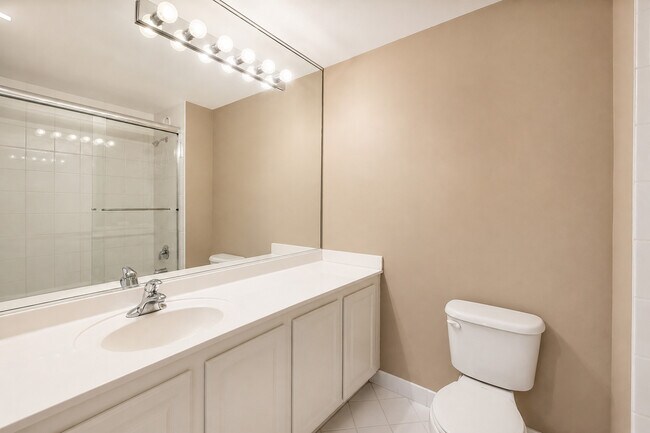 Building Photo - 345 N La Salle Dr