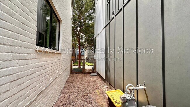 Building Photo - 941 Pedalers Ln