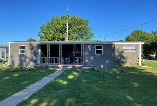 Building Photo - 303 S Maple St