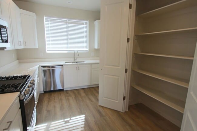 Building Photo - LIKE NEW: 2170+ SQFT and majestic VIEWS  3 Br 2.5 Ba 2 Car garage