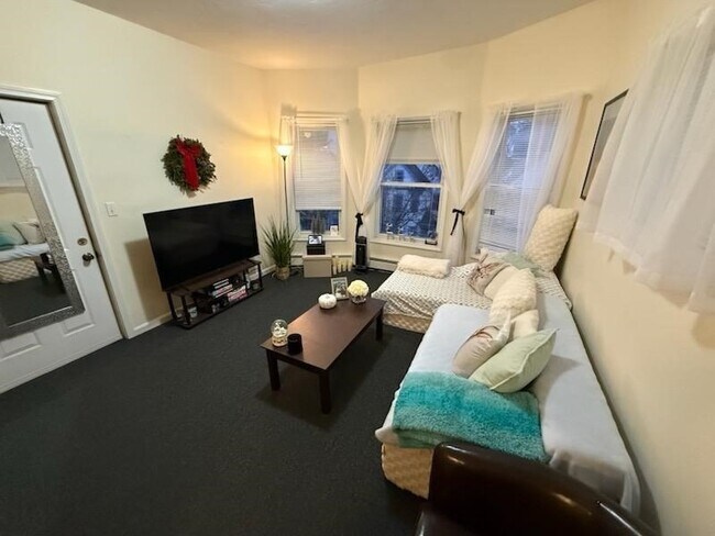 Building Photo - 126-128 Vernal St