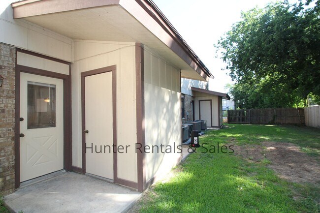 Building Photo - Two-Story Living!