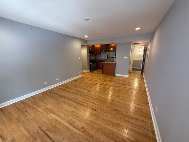 Building Photo - 6954 N Greenview Ave