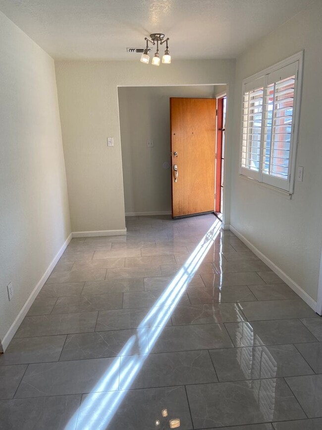 Building Photo - Folsom 3 Bdrm, 2 bath