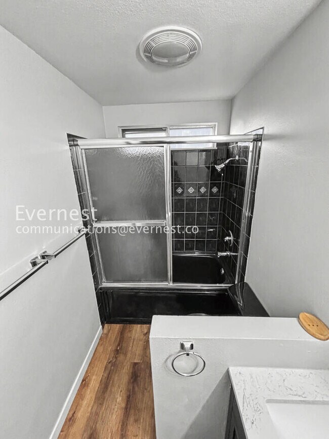 Building Photo - PROMO: Half Off the First Month's Rent! / 3 Bed, 1 Bath Townhome with Garage & Fenced Yard