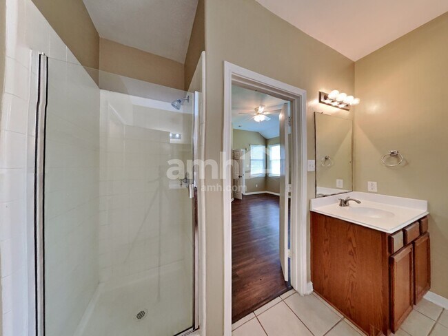 Building Photo - 10006 Tulip Trails Ct