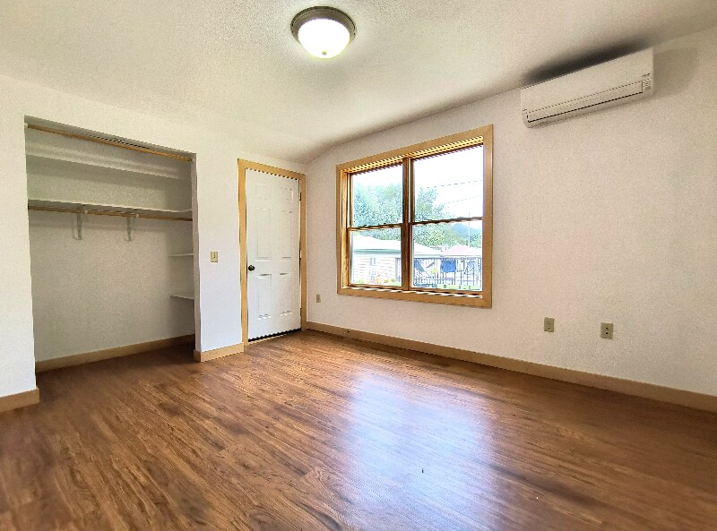 Building Photo - 504 Decorah Ave