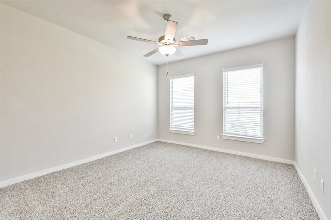 Building Photo - 9800 Grosbeak Ln