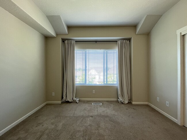 Building Photo - Spacious Bull Mountain Townhome Featuring Two Ensuite Bedrooms, Attached Garage & Modern Finishes &