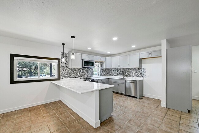 Building Photo - Lots of Space in Spicewood