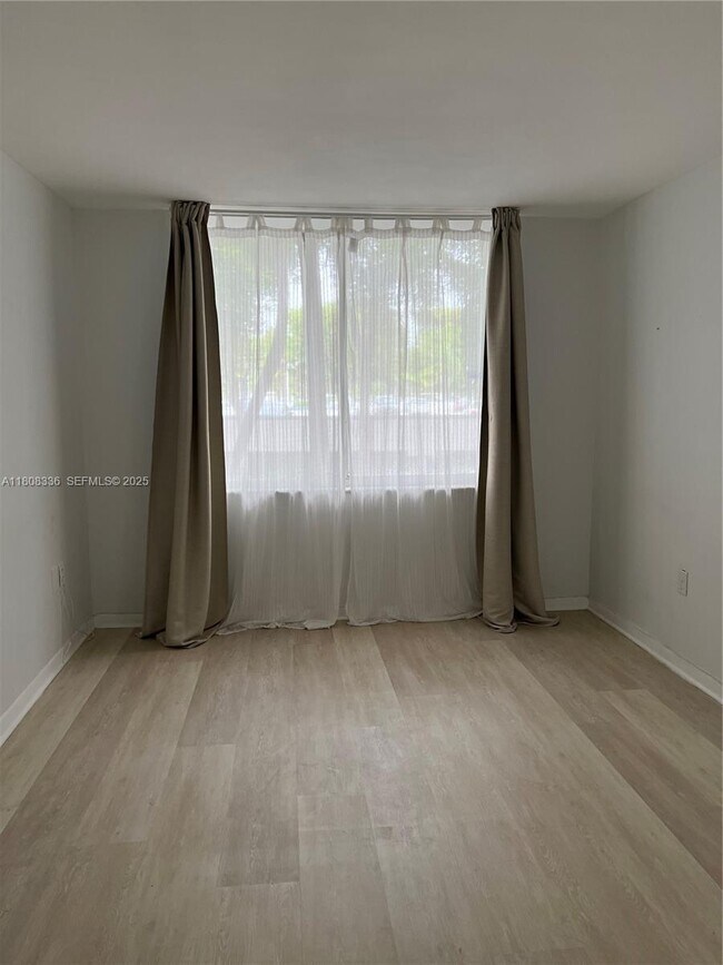 Building Photo - 1740 NW N River Dr