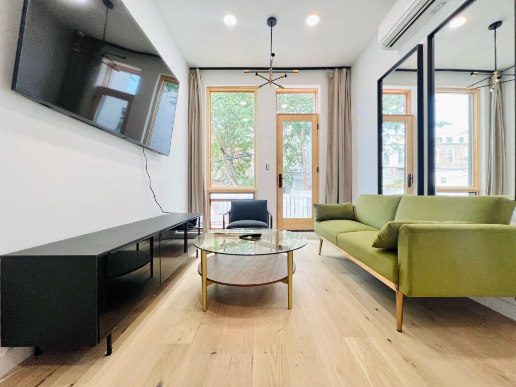Building Photo - Furnished room/NOT APARTMENT