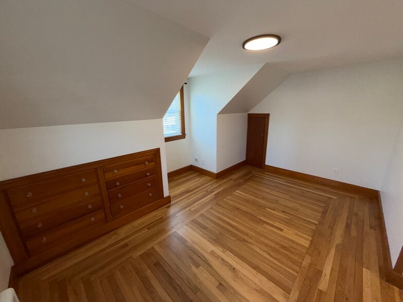 Building Photo - 964 Wellington Rd