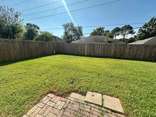 Building Photo - For Lease | 3 Bed, 2 Bath | 1,528 Sq Ft | ...