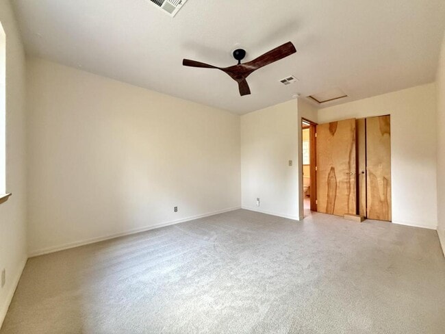 Building Photo - 300 Colonial Dr