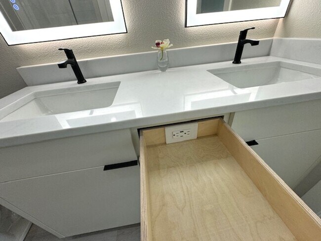 Building Photo - Luxurious Penthouse Studio condo at Zilker