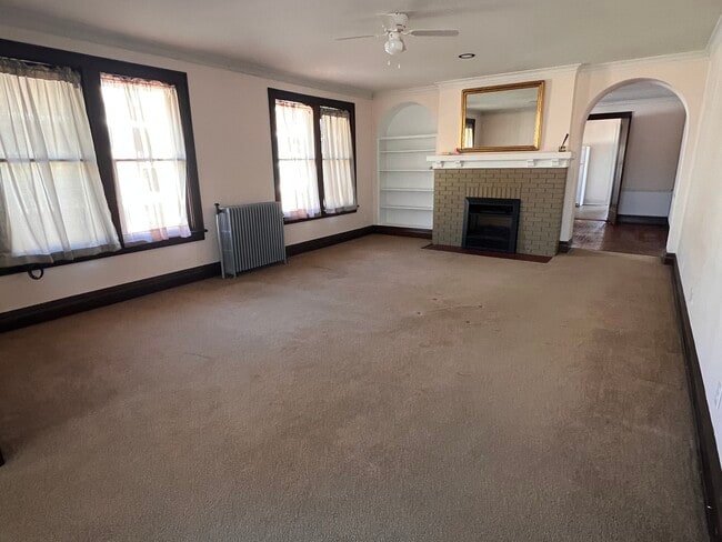 Building Photo - 702 N Raynor Ave