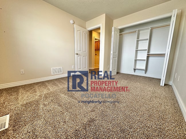 Building Photo - Beautiful 4 bedroom 3 bath house - attached garage