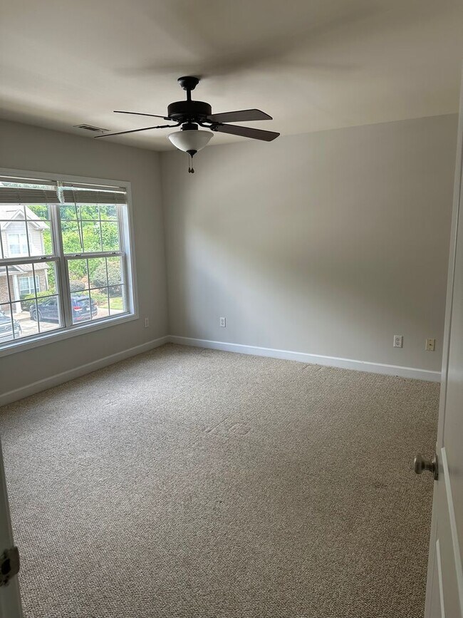 Building Photo - Beautiful townhome located minutes from Ch...