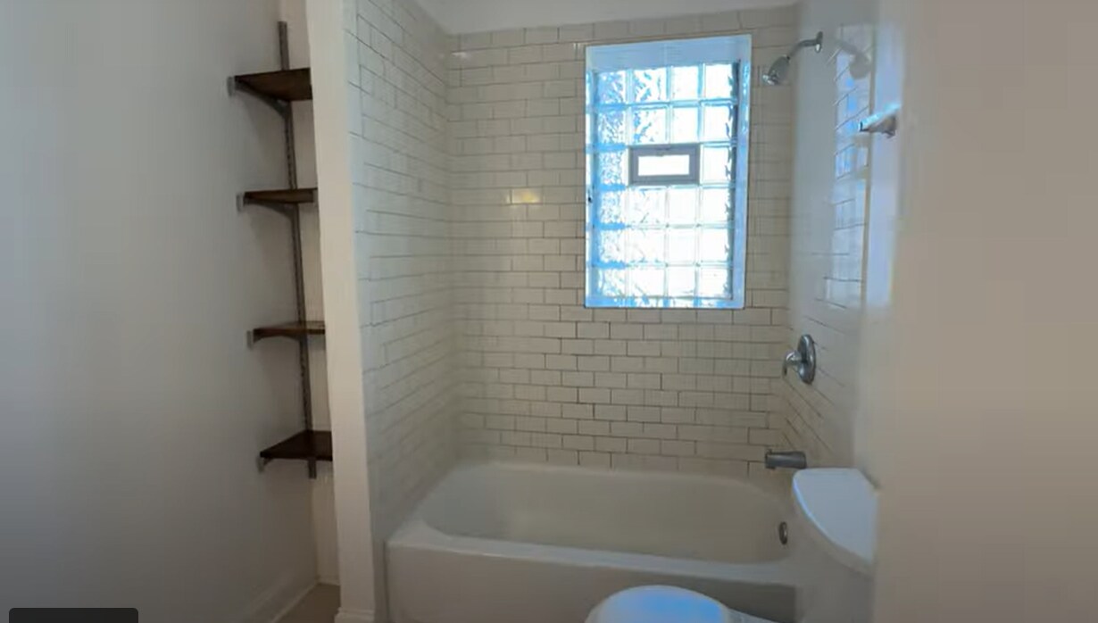 Building Photo - 4452 N Sheridan Rd