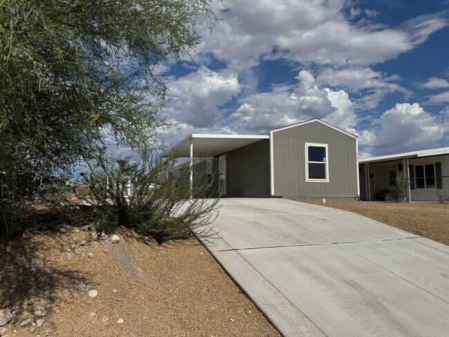Building Photo - 1700 Yale Dr
