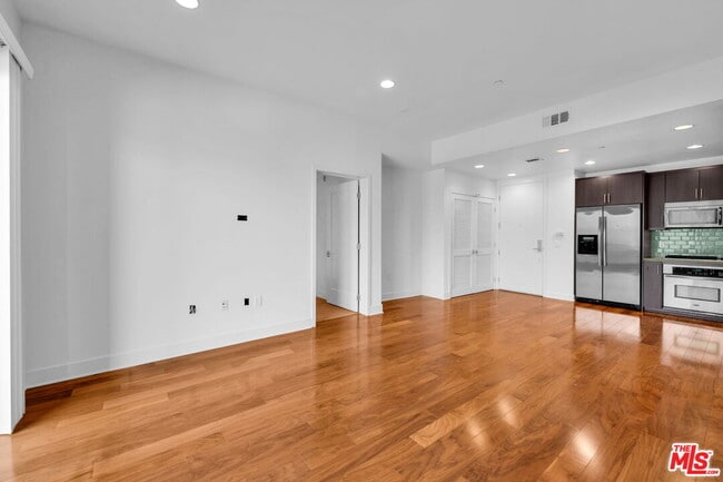 Building Photo - 4211 Redwood Ave