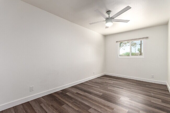 Building Photo - Beautifully updated 4 bed 2 bath Single Fa...