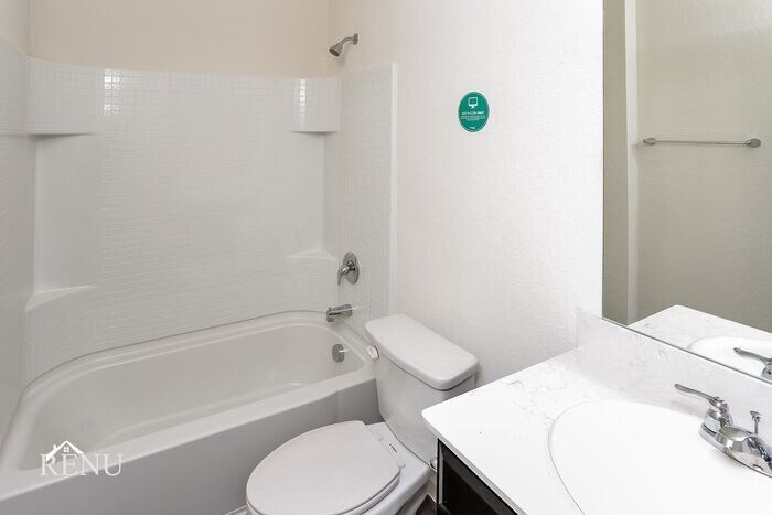 Building Photo - 574 London Dr