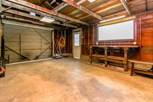 Building Photo - 714 S 51st St