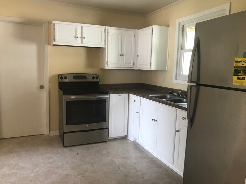 Kitchen - 2708 Lasalle St