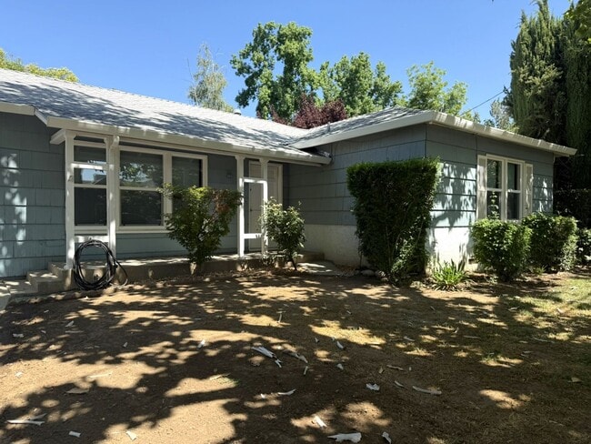 Building Photo - Charming and newly upgraded home. AVAILABL...