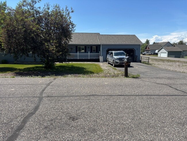 Building Photo - 3 bedroom single family home on large lot