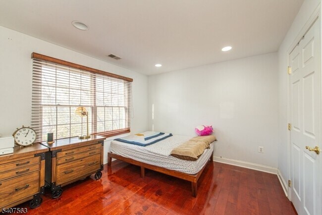 Building Photo - 115 Kensington Ln