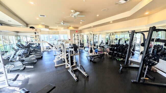 Building Photo - 6-12 month TURNKEY FURNISHED GOUNG FLOOR 2/2 CONDO