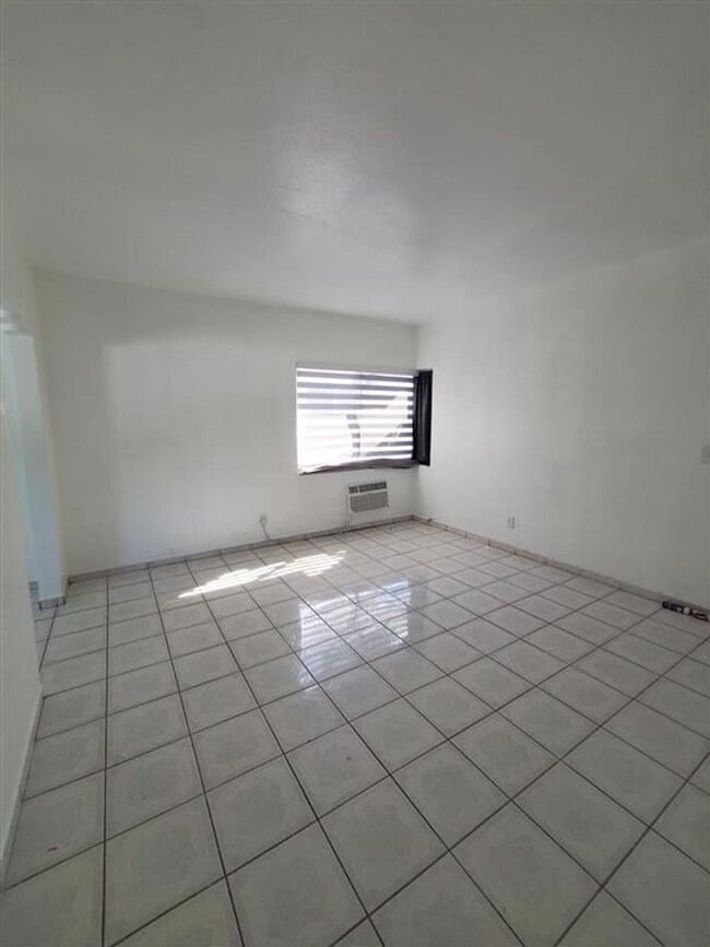 Building Photo - 965-975-975 Biarritz Dr