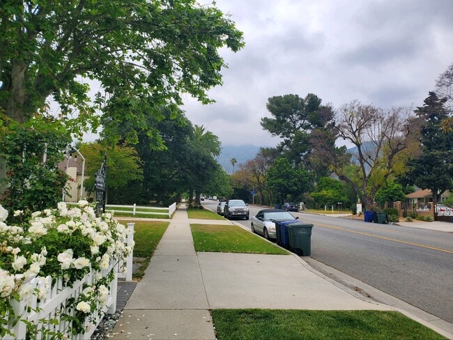 Building Photo - 1637 N Allen Ave