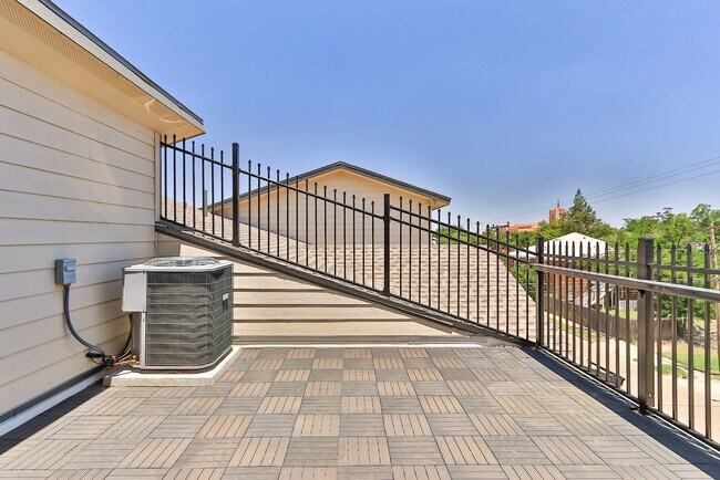 Building Photo - 3 Bed/ 3Bath townhome with Roof top Deck!