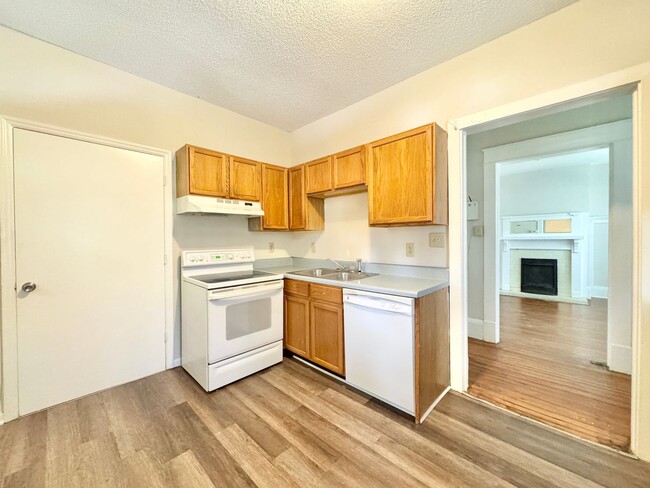 Building Photo - Spacious 3 Bedroom Duplex Convenient to Do...