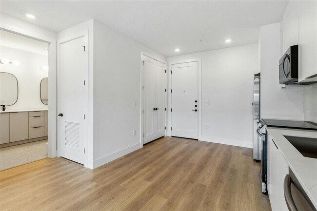 Building Photo - 1701 Simond Ave Ave