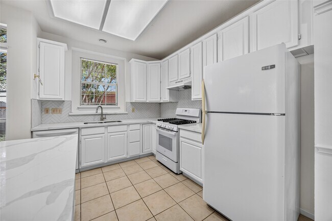 Building Photo - 88 Laughing Brook Ct