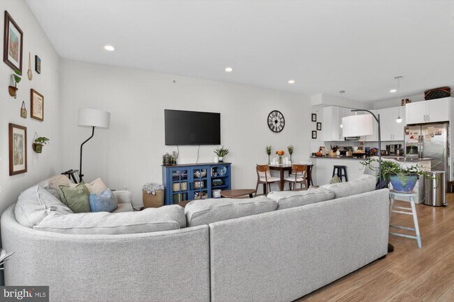Building Photo - 381 Martin St